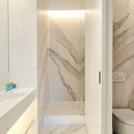 Elegant Minimalist Retreat In Apartman