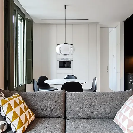 Elegant Minimalist Retreat In Apartment *